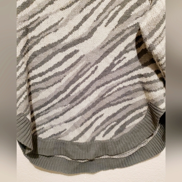 💚5/$25 89th & Madison Zebra Print Off the Shoulders Knit Sweater Size XL - Picture 4 of 6